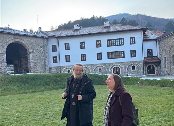 Një zyrtare e ambasadës amerikane viziton Manastirin e Deçanit, dëgjon shqetësimet e riafirmon mbështetjen