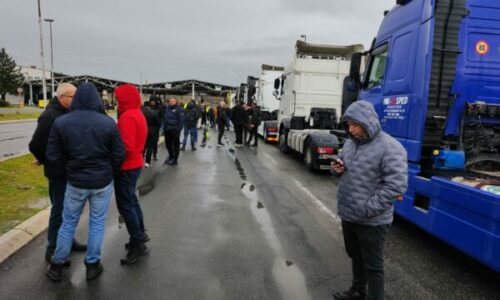 Alarmon AKB: Mbi 1 miliard dollarë humbje në ditë nga bllokada në kufijt e Ballkanit Perëndimor