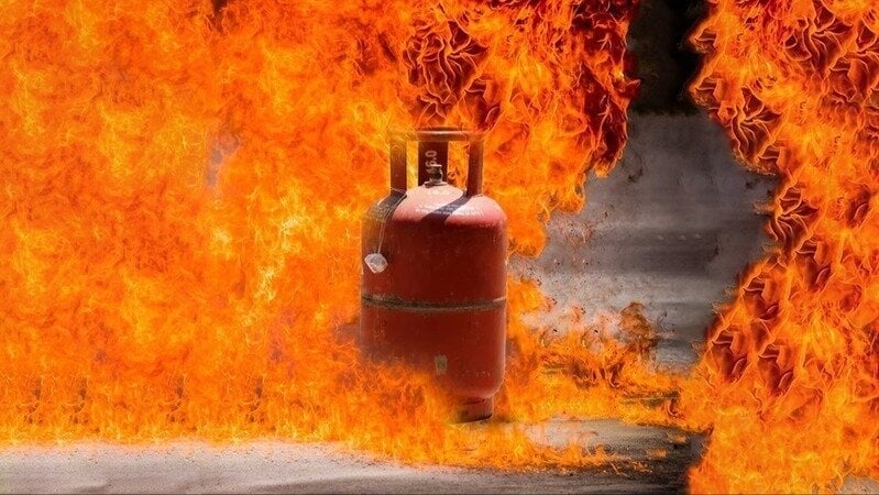 Prizren: Bombola merr flakë brenda lokalit, reagojnë shpejt zjarrfikësit