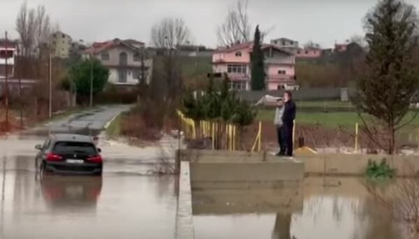 Raportohet se një familje nga Kosova me tre fëmijë, kanë mbetur të bllokuar në makinë nga përmbytjet në Shqipëri
