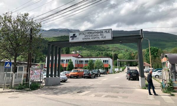 Spitali i Pejës jep detaje për gjendjen shëndetësore të edukatores që u godit nga një fëmijë në një kopsht