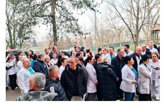 Pas sulmit në Ortopedi, punëtorët e Spitalit të Mitrovicës dalin në protestë