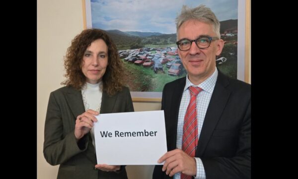 Ambasada Gjermane në Kosovë përkujton viktimat e Holokaustit: Të mos harrojmë kurrë Aushvicin