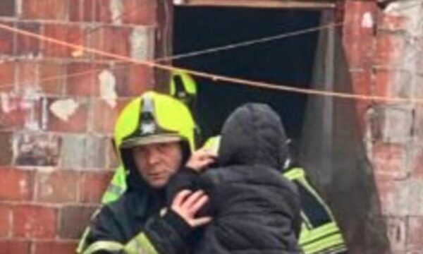 Zjarrfikësit heronj në Gjakovë, shpëtojnë disa fëmijë pas vërshimeve