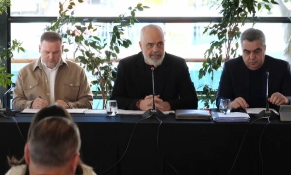 Pas përmbytjeve, Edi Rama i mbledh kryebashkiakët në Golem, njërën prej tyre e “qorton” për telefon