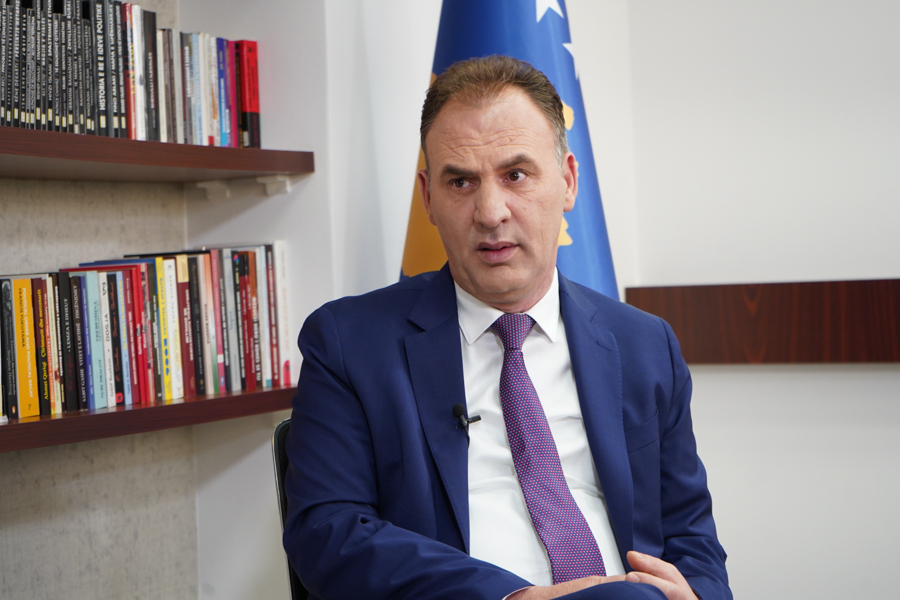Fatmir Limaj kërkon dorëheqjen e Vjosa Osmanit: Shkeli Kushtetutën