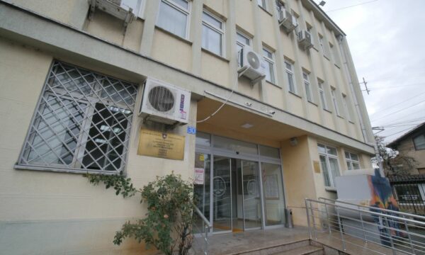 Gjykata urdhëron ekzaminimin psikiatrik të personit që vrau nënën e tij