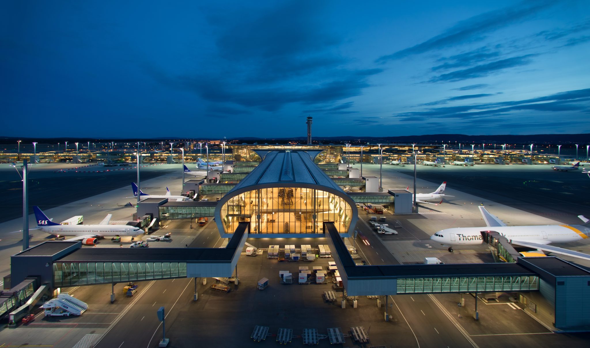 Alarm në aeroportin e Oslos, mbyllet një pistë pasi u pikas një dron