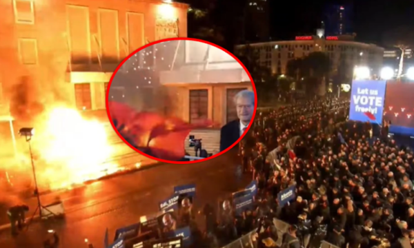 Protesta e PD’së në Shqipëri – Hidhet molotov, policia përgjigjet me gaz lotsjellës, Berisha flet për fitore