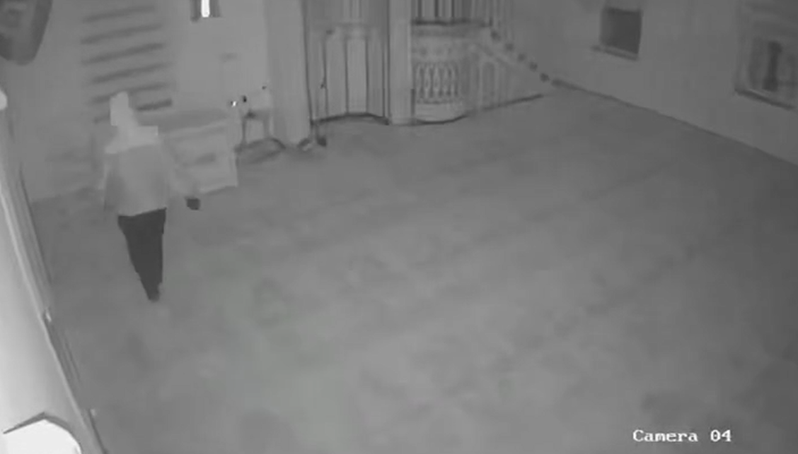 Imami nga Ferizaj publikon pamjet e hajdutit në xhami, ka një mesazh