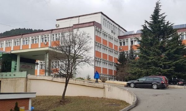 Spitali i Pejës flet për gjendjen e tre të plagosurve në Deçan: Dy janë bartur në QKUK, një po trajtohet te ne