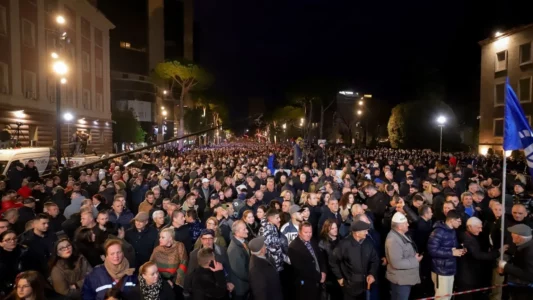 1300 policë për protestën e opozitës, Berisha mbërrin te Kryeministria