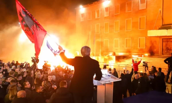 U hodh molotov e gaz lotsjellës, përfundon protesta e PD’së para kryeministrisë në Shqipëri, lëndohen 11 policë