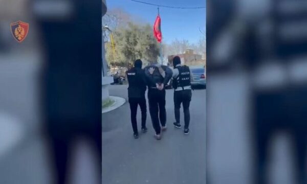 Ishin në kërkim në Kosovë: Këta janë dy personat e arrestuar në Tiranë – dyshohen për trafikim të qenieve njerëzore