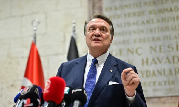 Osmani dekoron Hasan Aratin për kontribut në sportin ndërkombëtar