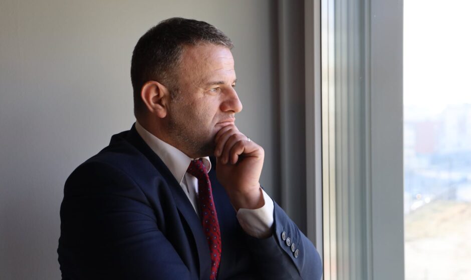 Si po e legjitimon opozita pushtetin jo demokratik të Albin Kurtit?