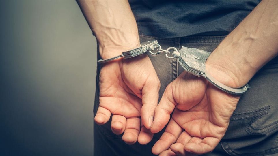 Sulmon policin brenda stacionit, kanos zyrtarët dhe shkatërron kompjuterin – 55-vjeçari përfundon në ndalim
