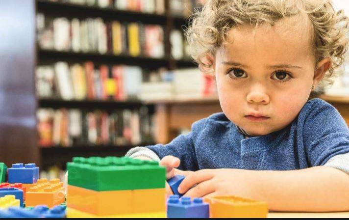 Mosha e babait mund të rrisë rrezikun për autizëm te fëmijët