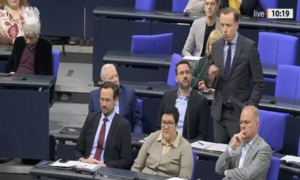 Deputeti i Bundestagut: Ndërhyrja në vitin ‘99 ndali gjenocidin në Kosovë