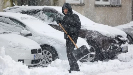 Reshje të mëdha të borës në Bosnjë, vdes një grua