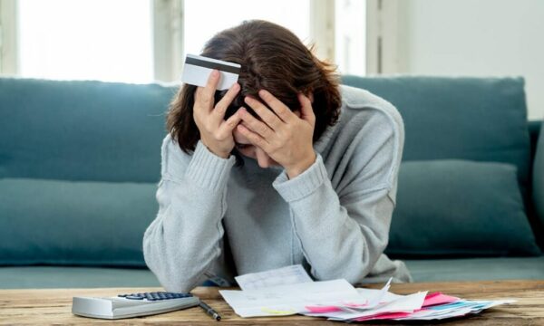 53% e shqiptarëve presin përkeqësim të financave në 12 muajt në vijim