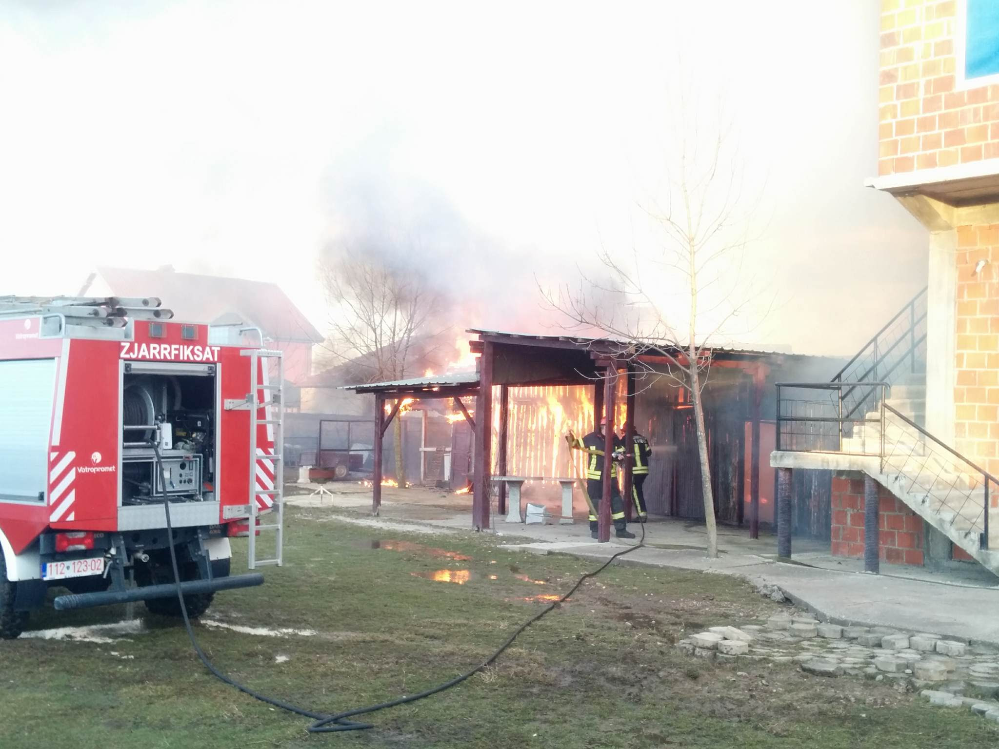 Zjarr në Podujevë, përfshihet nga flakët një pleme