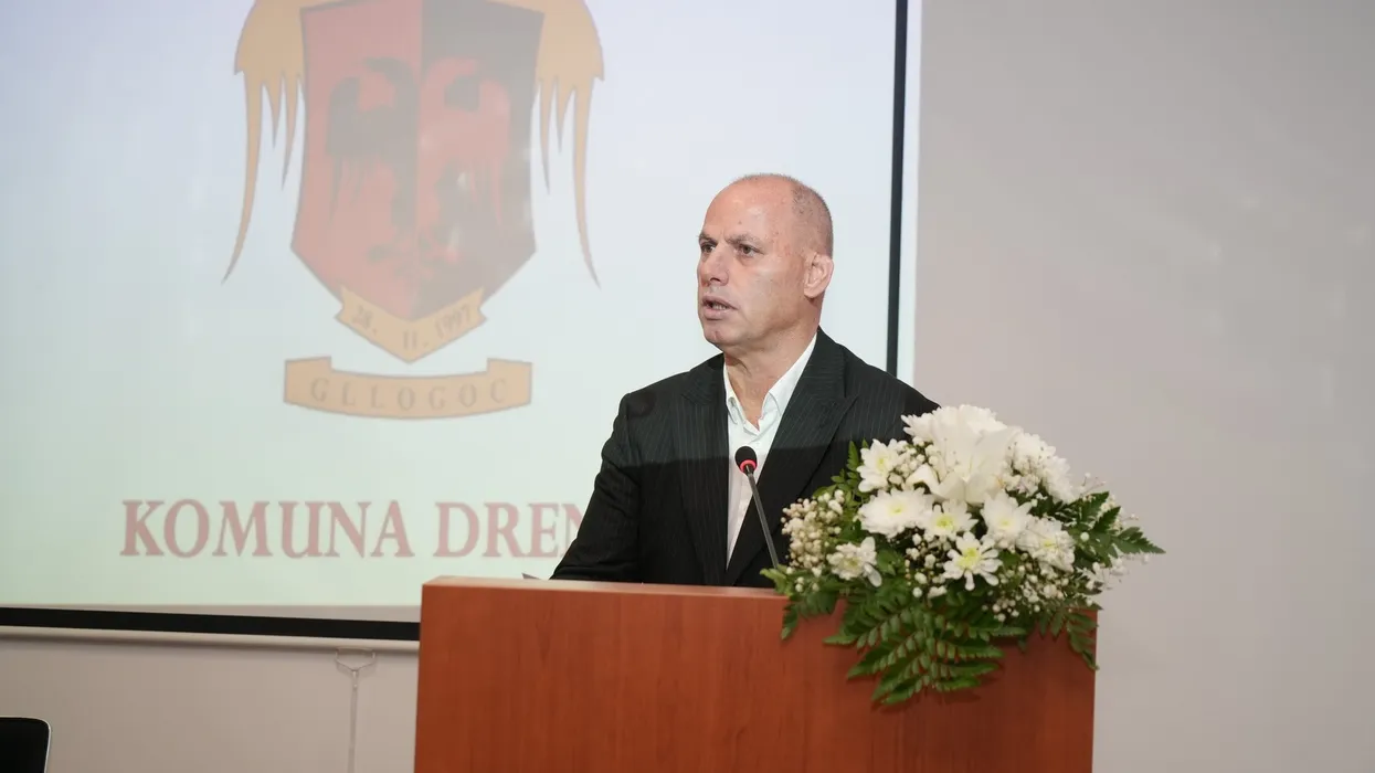 Lladrovci: Përkulje e nderim para pishtarëve të përjetshëm të kombit