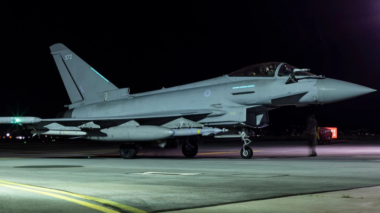 Franca dhe Britania sulmojnë bazën e ISIS-it në Siri