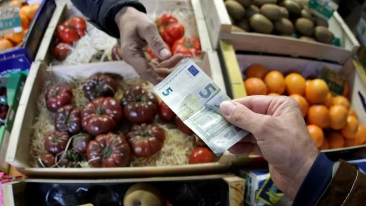 Pa kartelë, me euro në dorë: Si e dëmtojnë pagesat me para të gatshme buxhetin e Kosovës?