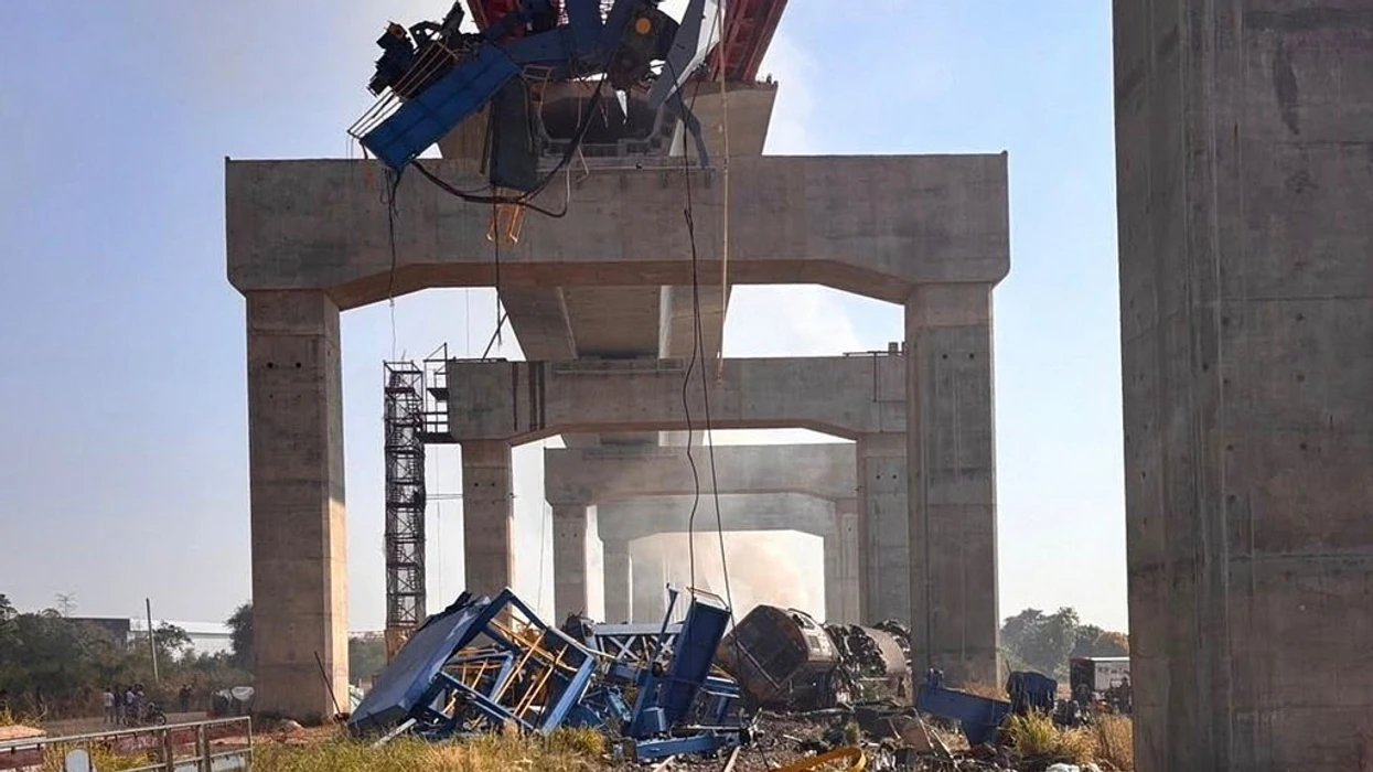 Bie vinçi i ndërtimit mbi trenin, të paktën 22 të vdekur në Tajlandë
