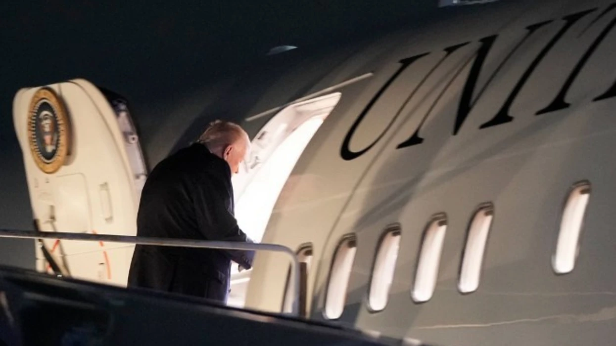 Defekti në aeroplanin presidencial shfaqet një orë pas ngritjes – Trump kthehet në Uashington, niset për Davos me aeroplan tjetër