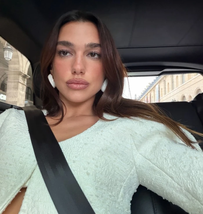 Dua Lipa ndan momente romantike në Paris me të fejuarin