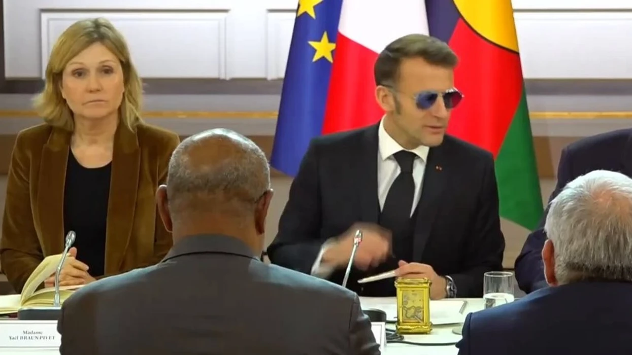 Macron shfaqet me syze dielli në punë – pamje të rralla nga kabineti qeveritar