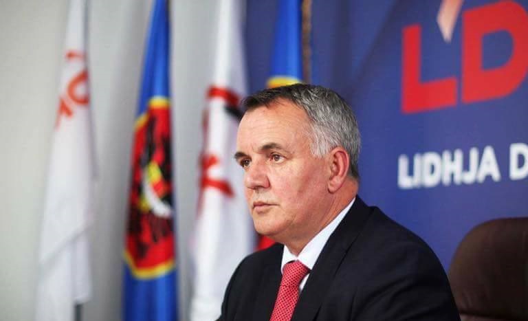 Imri Ahmeti para zyrave të LDK-së thotë se janë mbledhur për punë të partisë