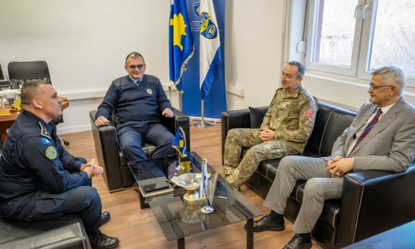 Komandanti i KFOR-it ka takuar Veton Elshanin, diskutohet siguria në veri