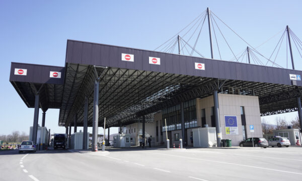 Bie fluksi i mërgimtarëve në pikat kufitare