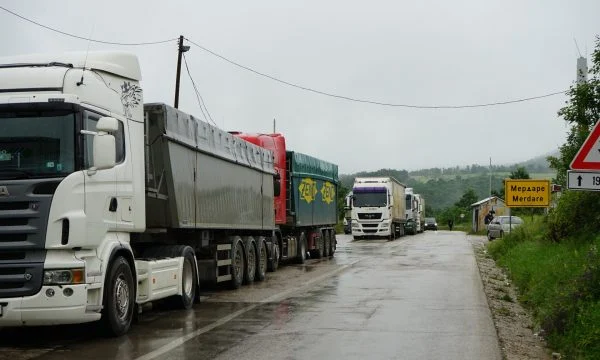Zbatimi i sistemit ‘EES’ shkakton bllokada kufitare