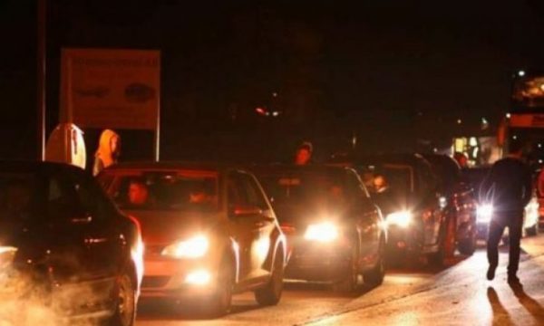 Rreth dy orë pritje në Merdarë për të dalë nga Kosova