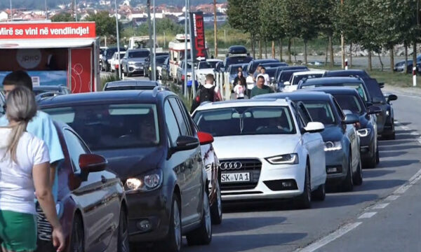 Kolona deri në 600 metra në dalje të Merdarës