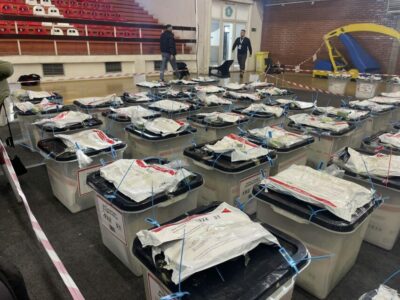 ​Numërohet gati të gjitha votat me postë, kjo është renditja