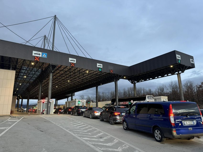 Në Merdarë, 40 minuta pritje për të dal nga Kosova