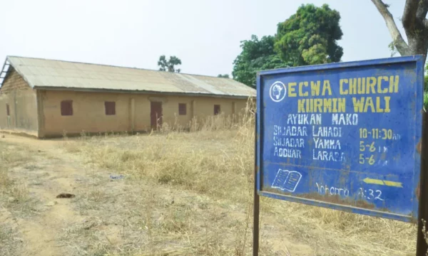 Rrëmbehen mbi 160 besimtarë nga tre kisha në Nigeri