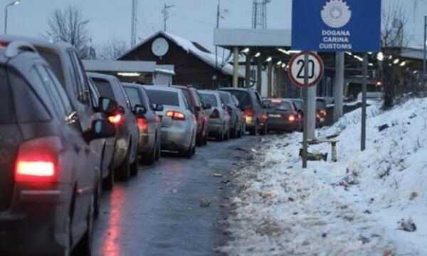 Një vështirë e kalueshme dhe një e kalueshme vetëm për automjete të vogla- gjendja e rrugëve që shpien në pikat kufitare