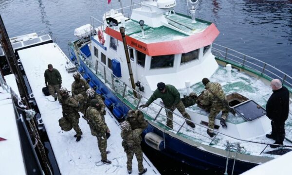 Danimarka forcon ndjeshëm praninë e saj ushtarake në Grenlandë, dërgon trupa të tjera në ishull
