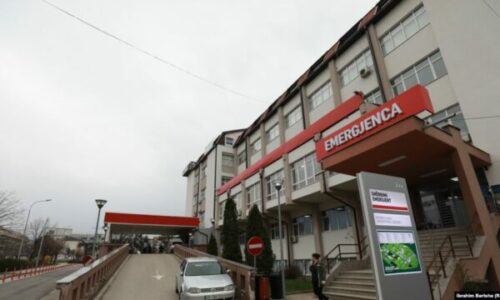 Vdes një burrë në QKUK, u rrëzua derisa po punonte në shtëpi