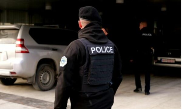 Policia e Kosovës konfiskon fishekë, maska ushtarake e uniforma me simbole të Serbisë në Leposaviq