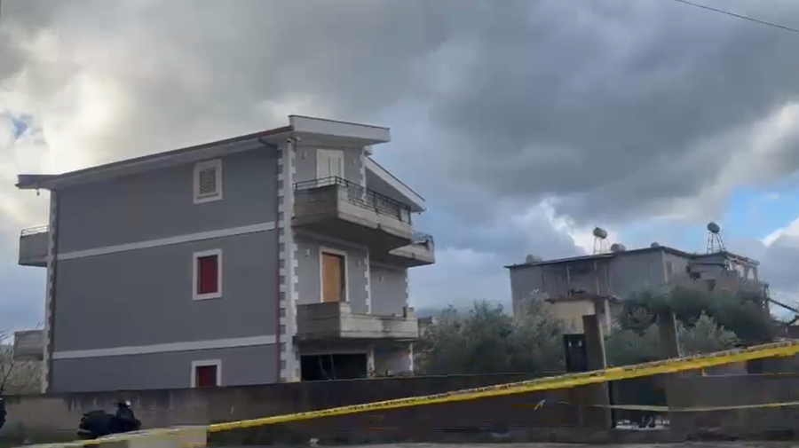 Vrasja e gruas në Orikum, flasin familjarë të çiftit: Dyshohet se 44-vjeçarja u mbyt me fashetë