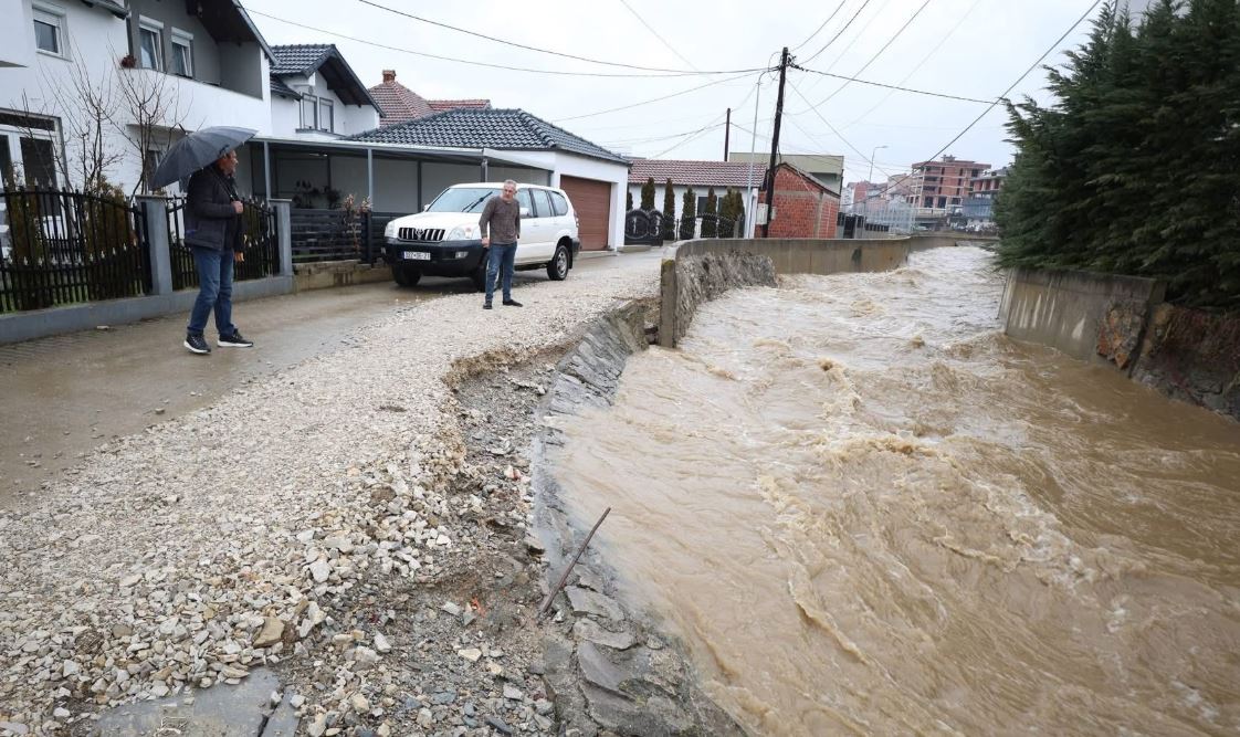 Komuna e Skenderajt hap aplikimin për kompensimin e dëmeve nga përmbytjet