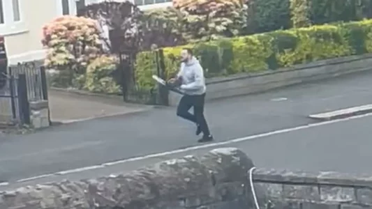 Ndoqi me sharrë elektrike policin në rrugë dhe goditi tavolinën e gjykatësit, dënohet me 10 vite burg shqiptari në Skoci