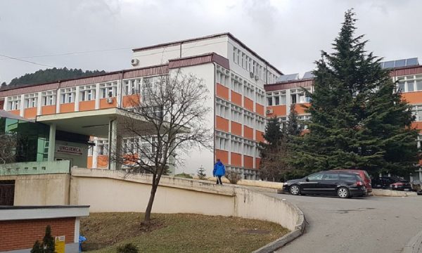 Spitali i Pejës jep detaje për gjendjen shëndetësore të edukatores që u godit me shufër metalike nga nxënësi